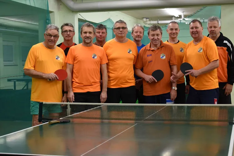 Tischtennis-Mannschaft des SV Handwerk Cottbus an der Platte