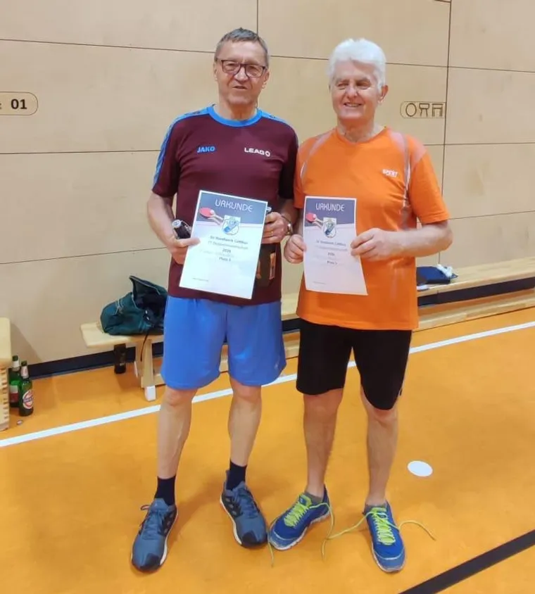 Zwei Spieler mit ihren Urkunden der Doppelmeisterschaft 2026